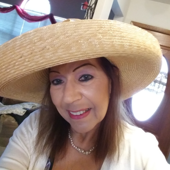 Meet your Posher, Esther - Picture 2 of 2